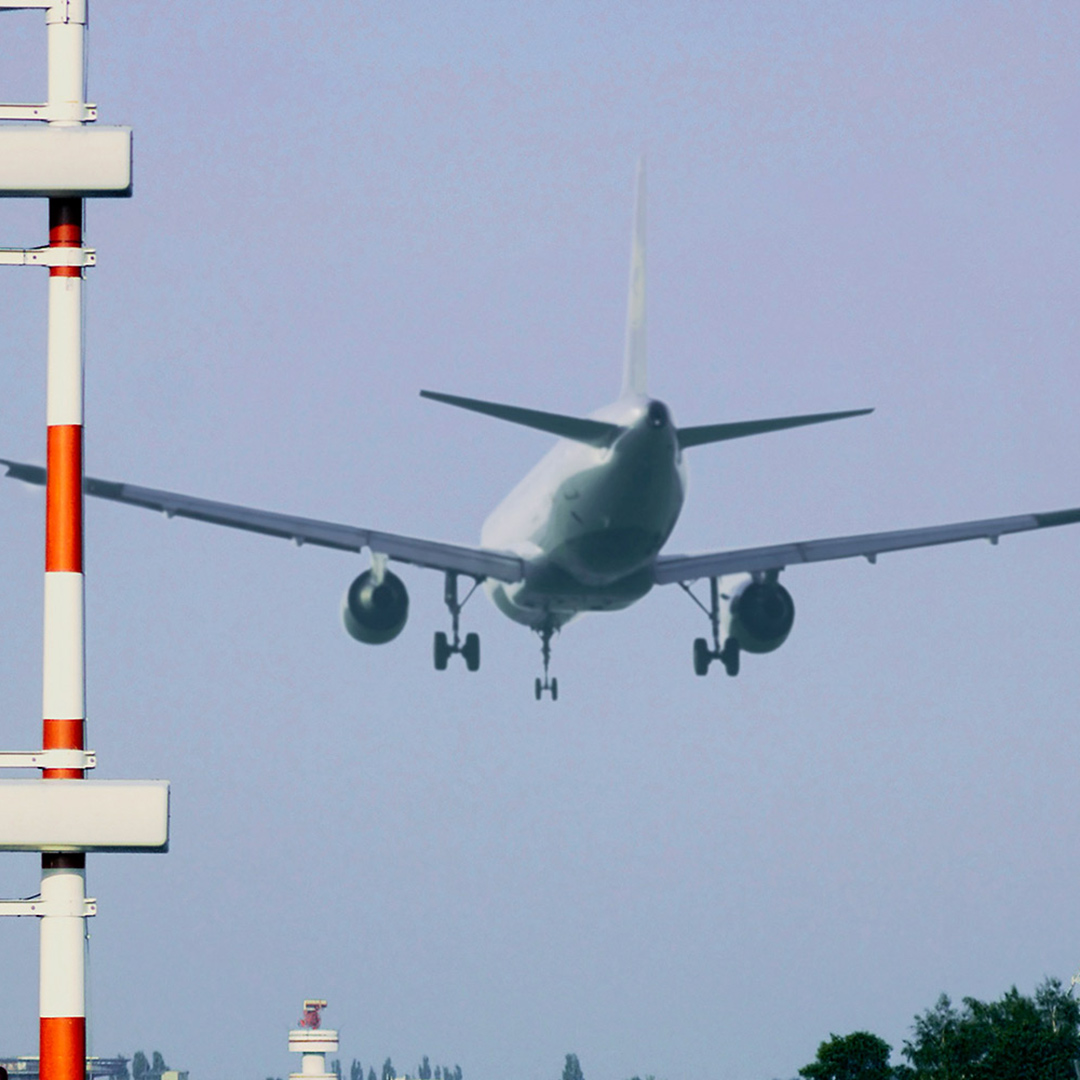 Leichtflüssigkeitsabscheider an Flugplätzen und Flughafen Flugzeug startet an einem Flughafen
