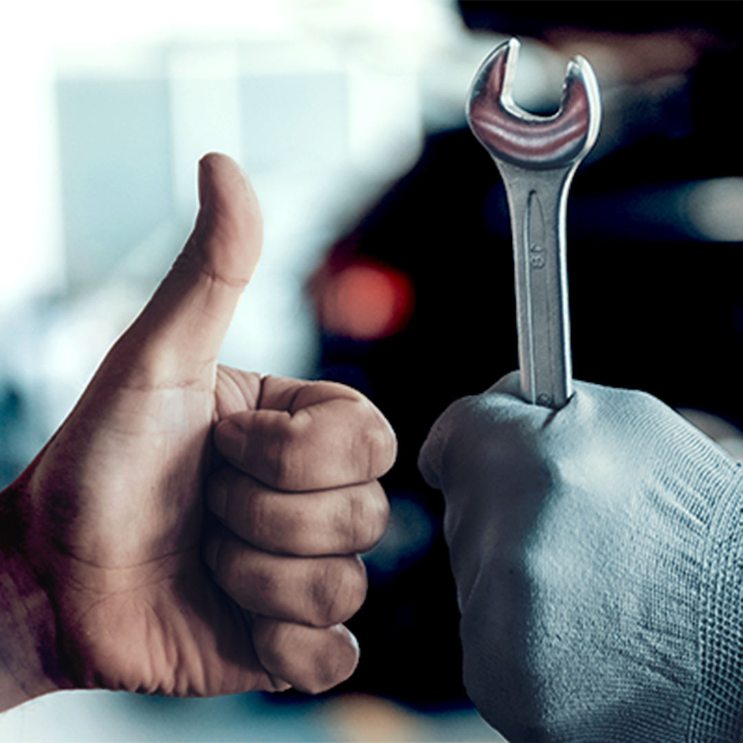Ein Daumen und ein Schraubenschlüssel